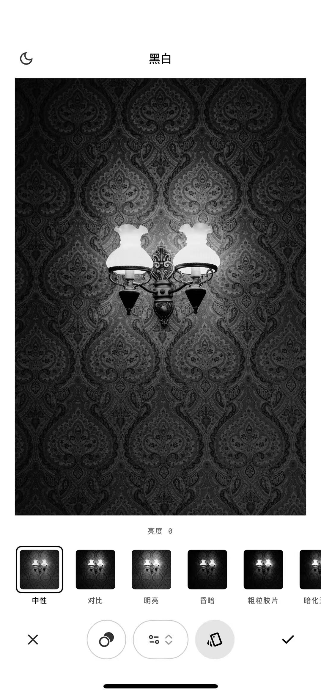 Screenshot: Snapseed Black & White tool with before/after comparison on iPhone